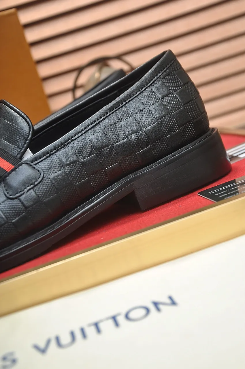 Men's men's shoes 💰460💶 [LV] (original single cowhide lining) 🍀LV's latest genuine leather business suit shoes are launched simultaneously on the official website. The first-layer cowhide imported from Italy is made of heavy gold, 💥1:1 rubber outsole from the official website. Versatile to wear, high-end without losing class, and the color combination is extraordinary. This four-season style is alluring when worn on your feet, showing off your big-name flair. Standard code 38-45 (45 customized)